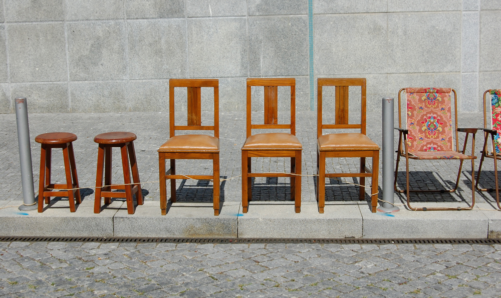 Cadeiras na rua de Aveiro (Viana) reservadas para a passagem do cortejo
